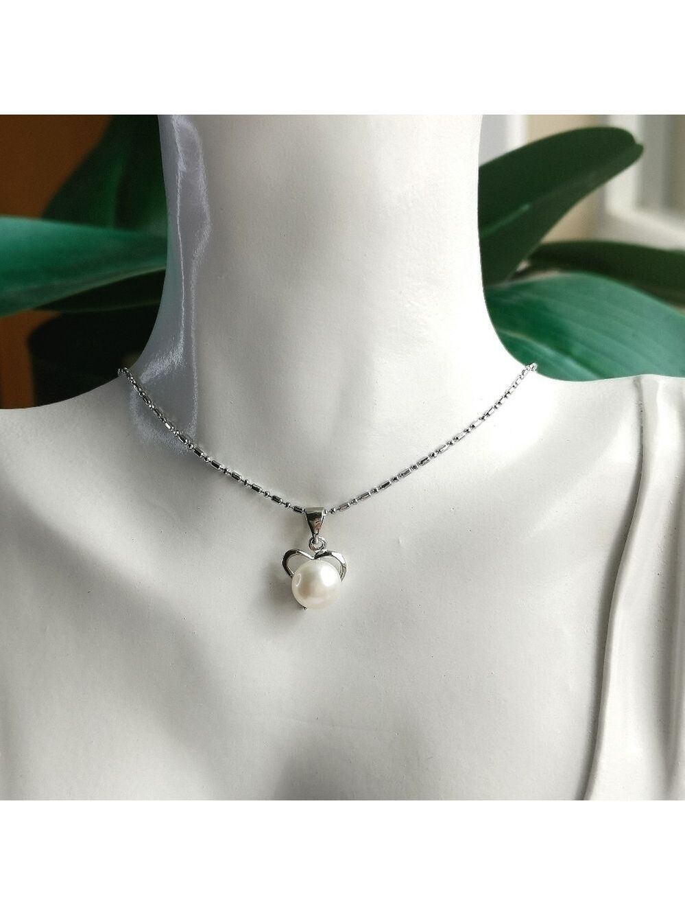 White Pearl pendant necklace in heart shaped setting 🆕